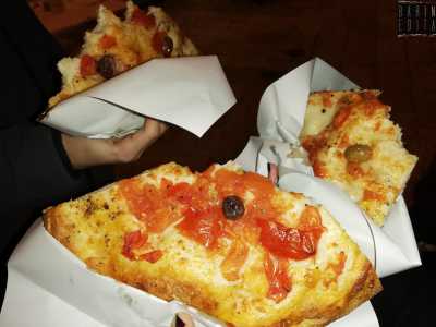 A Bari Vecchia ci sono tre panifici che � impossibile non citare: Santa Teresa, Fiore e Santa Rita. I primi due vendono una focaccia leggermente pi� alta e morbida (questa in foto � quella di Fiore), il terzo invece la propone pi� sottile e croccante